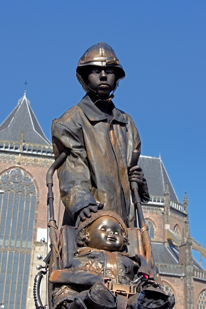 living statue levend standbeeld evenement event festival festiviteit kunst art straatkunst streetart artiest beeld beeldhouwwerk sculpture sculptuur